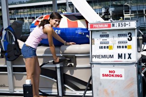 woman pumping benzine 